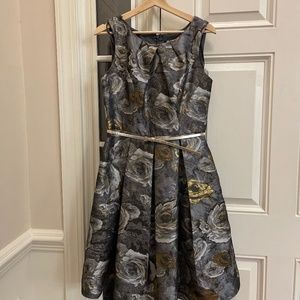 NWT SLNY New York Sliver Metallic Floral Box Pleated Midi Dress Size 10